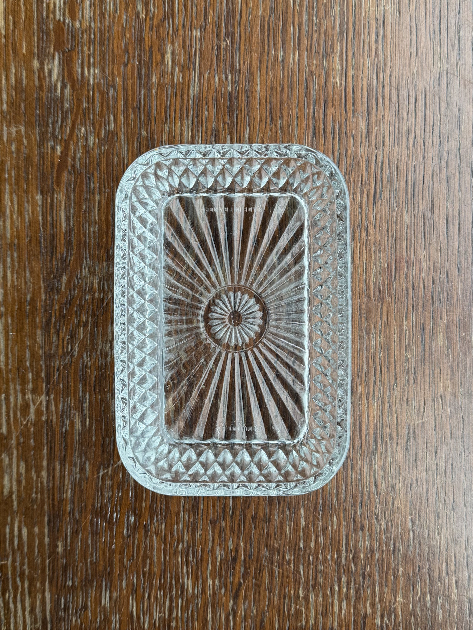 Skleněná miska s paprskovým dekorem