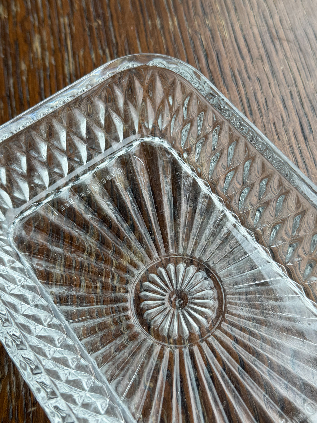 Skleněná miska s paprskovým dekorem