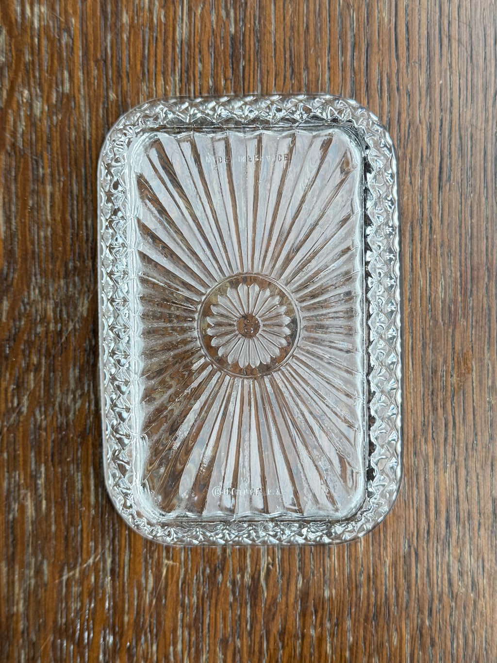 Skleněná miska s paprskovým dekorem