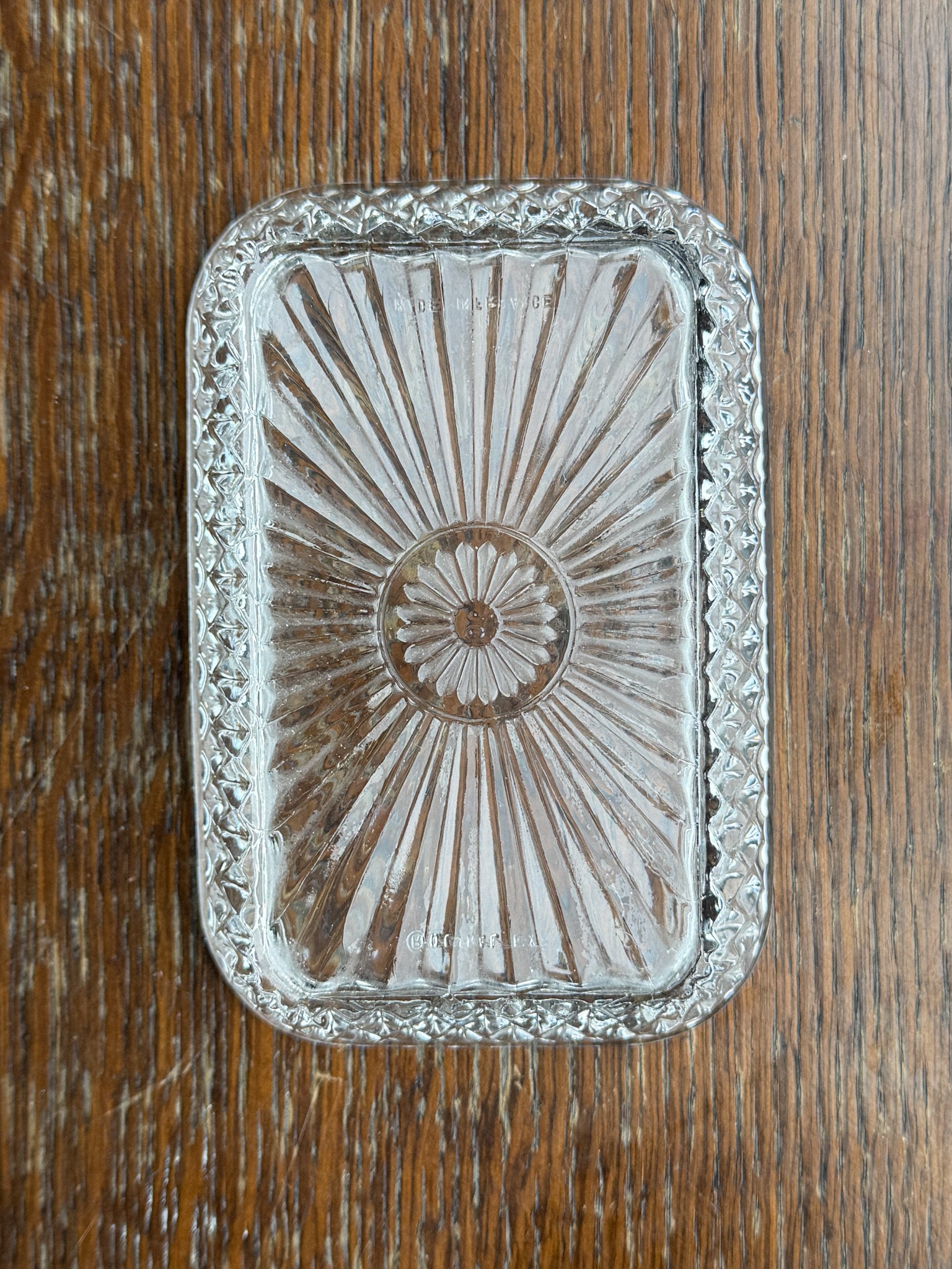 Skleněná miska s paprskovým dekorem