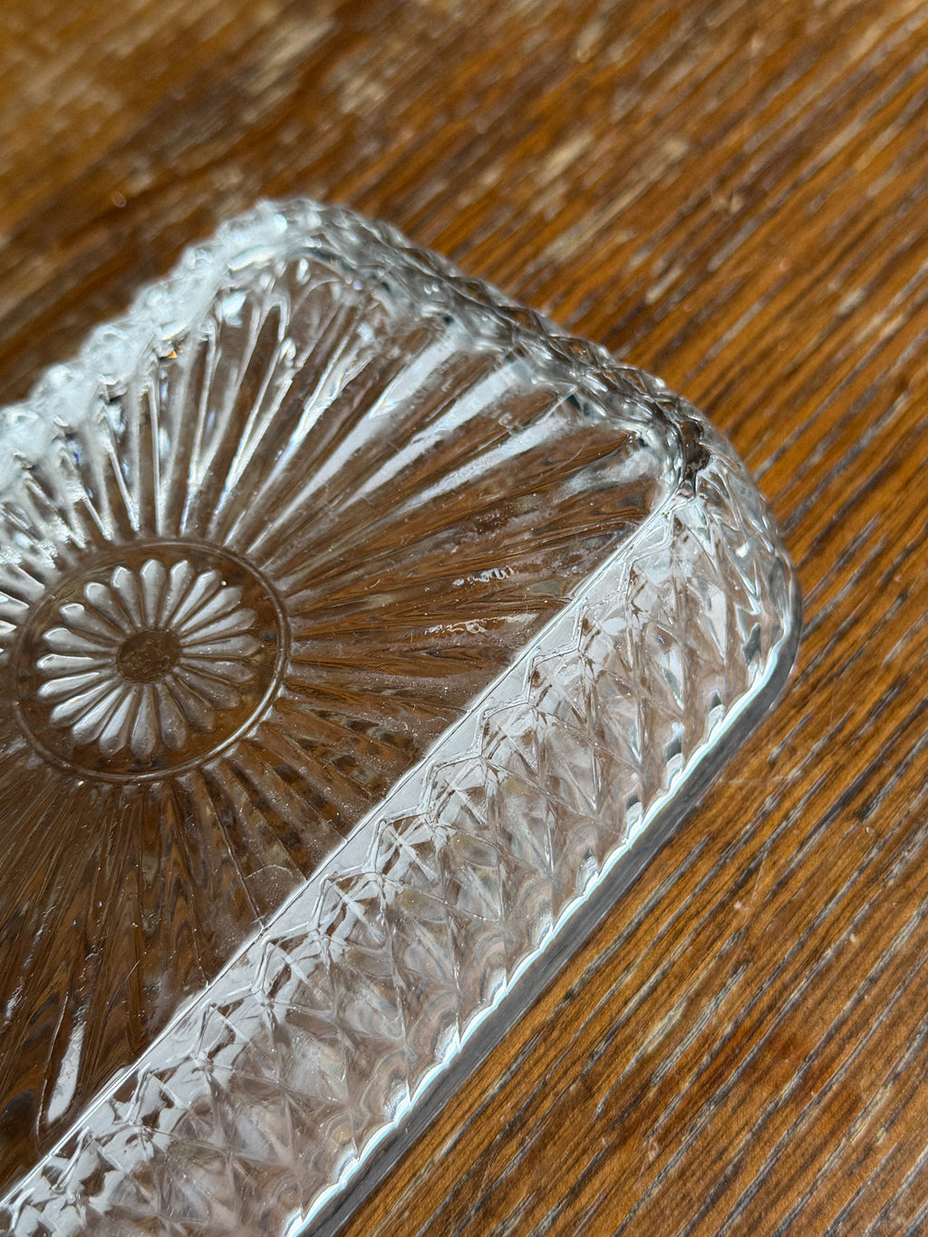 Skleněná miska s paprskovým dekorem