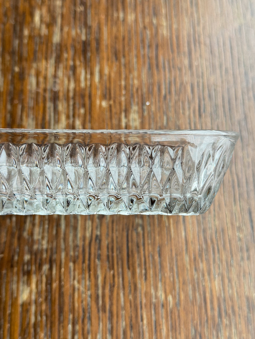 Skleněná miska s paprskovým dekorem