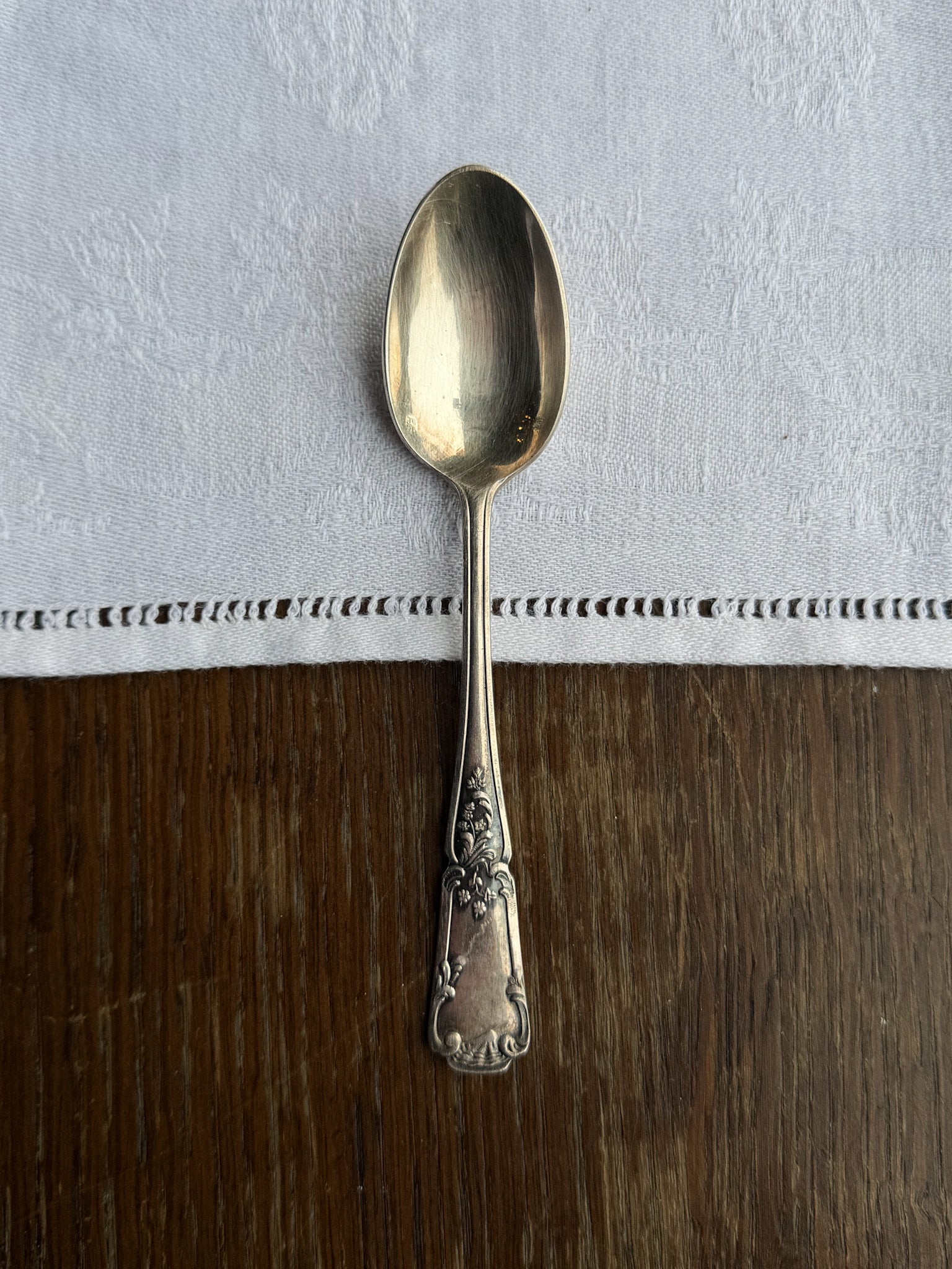 Starožitná zdobená lžička s květinovým reliéfem