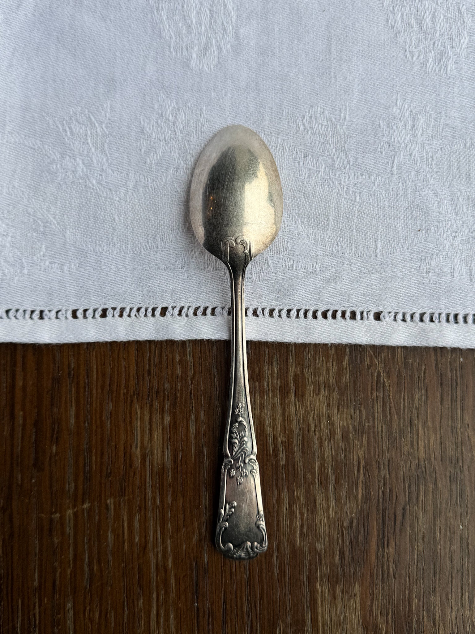 Starožitná zdobená lžička s květinovým reliéfem