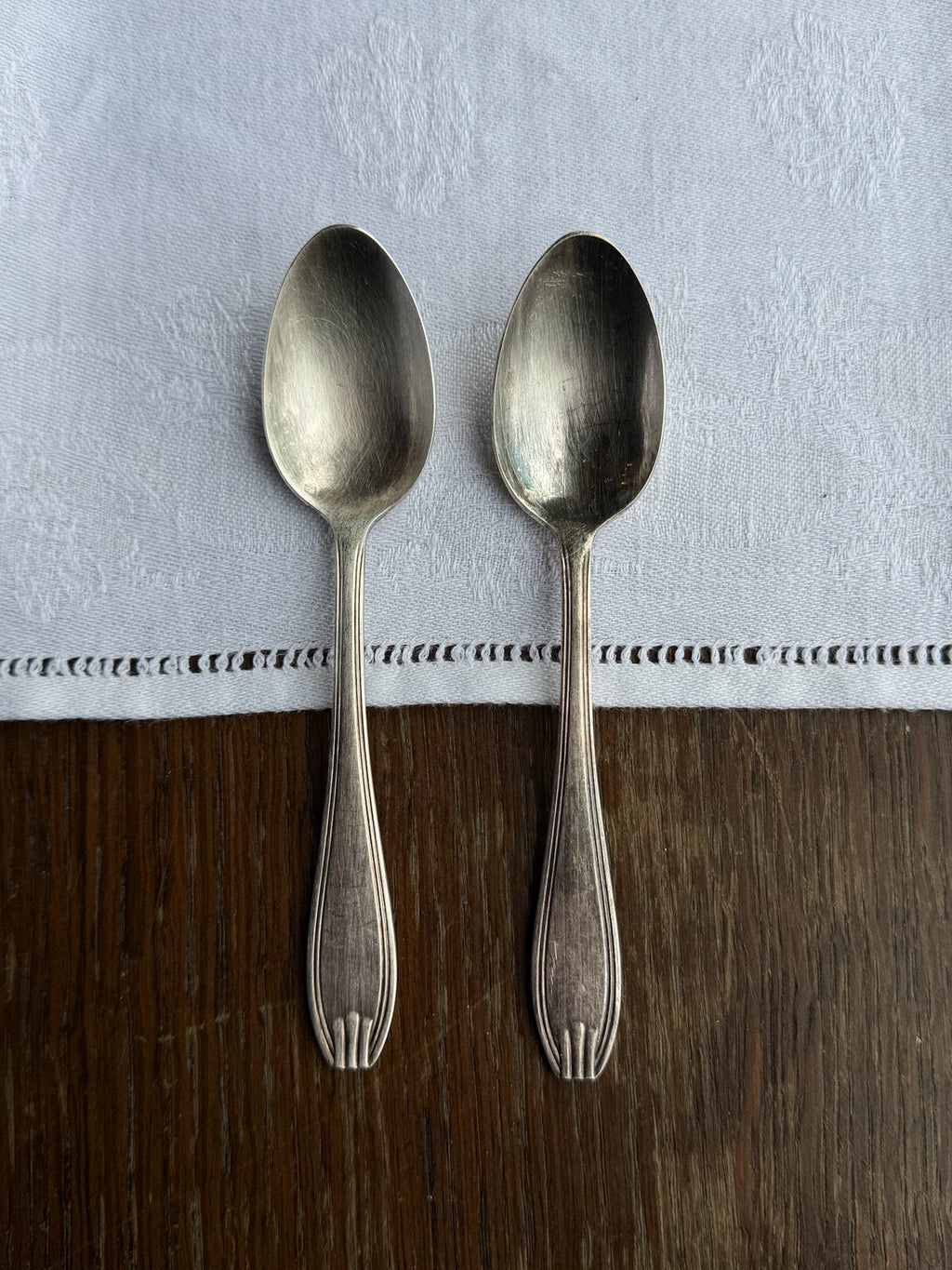 Set dvou starožitných lžiček s patinou