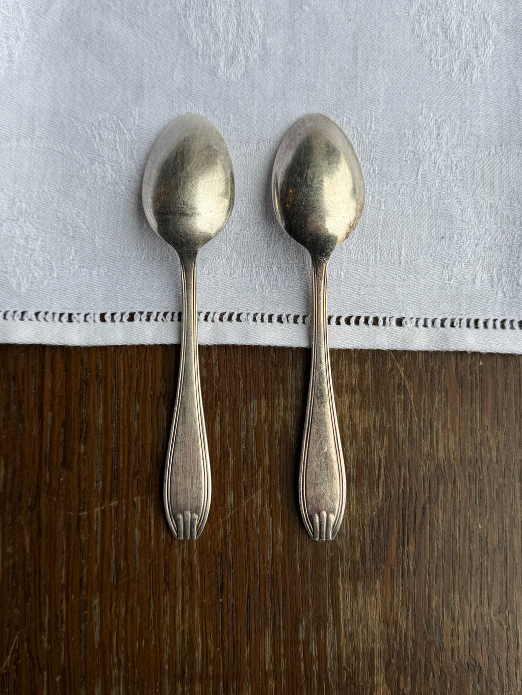Set dvou starožitných lžiček s patinou