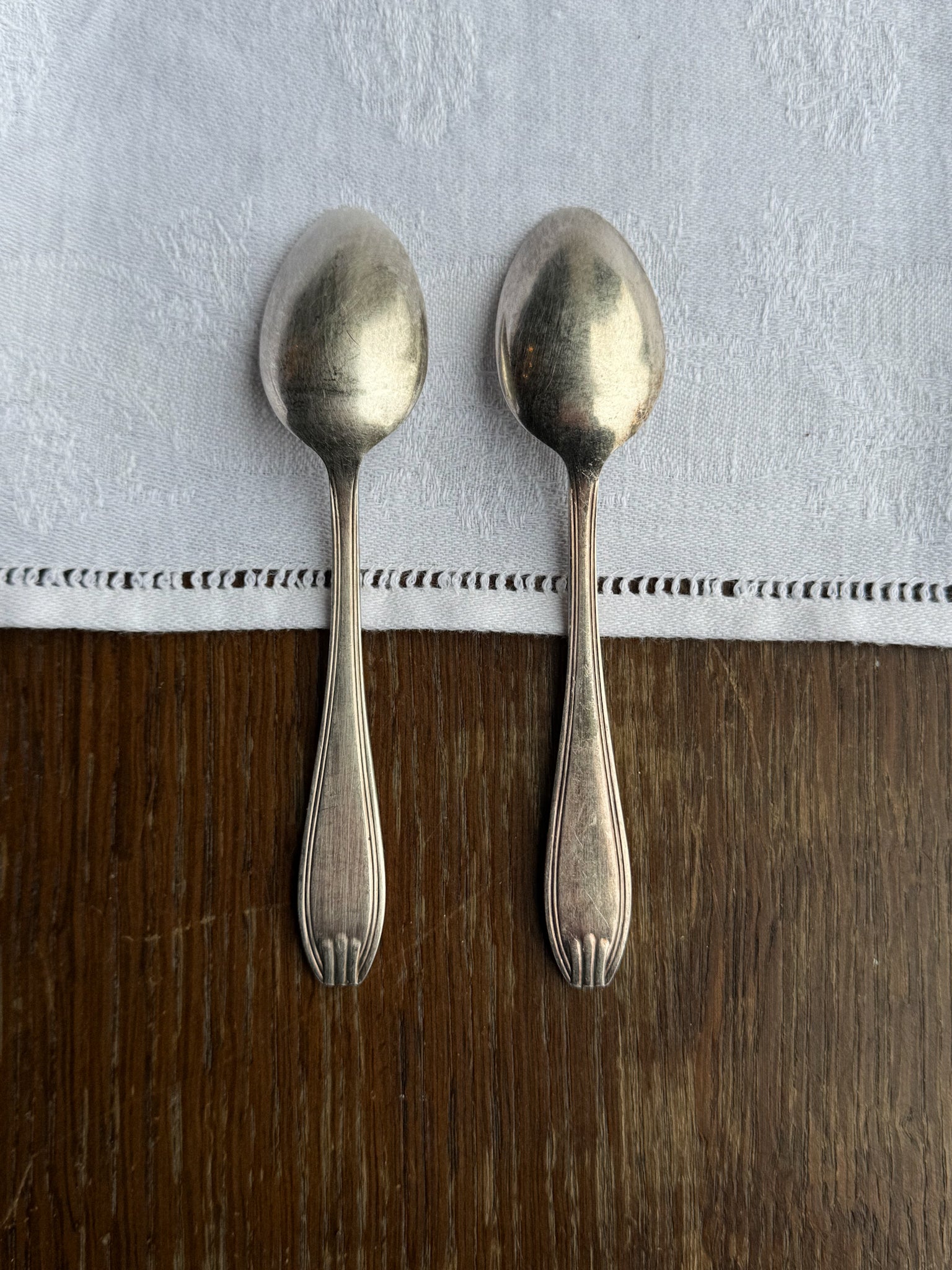 Set dvou starožitných lžiček s patinou