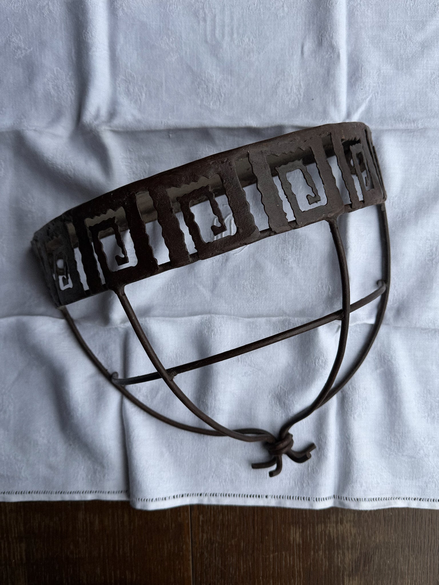 Starožitná kovová nástěnná konzolová polička