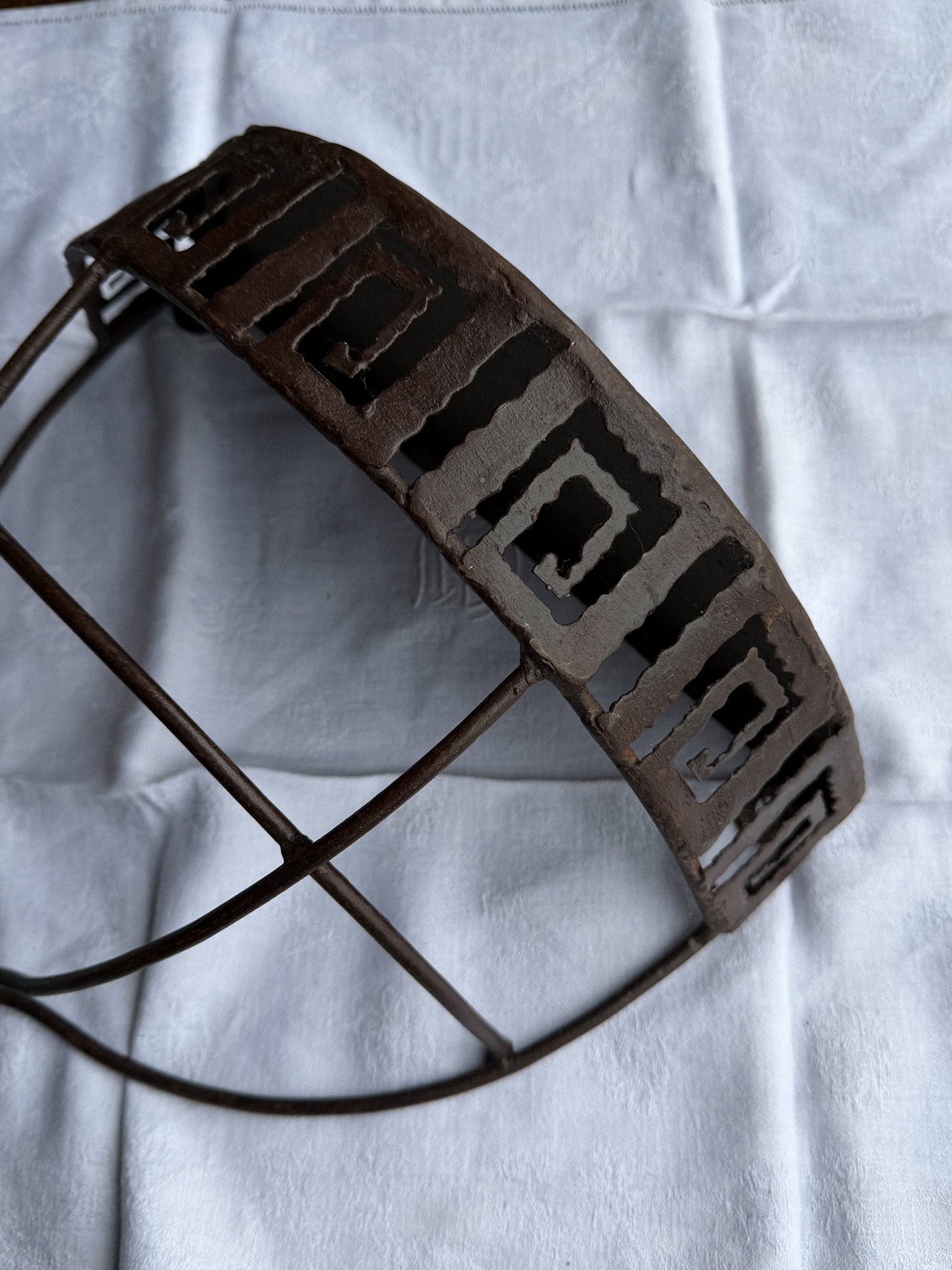 Starožitná kovová nástěnná konzolová polička