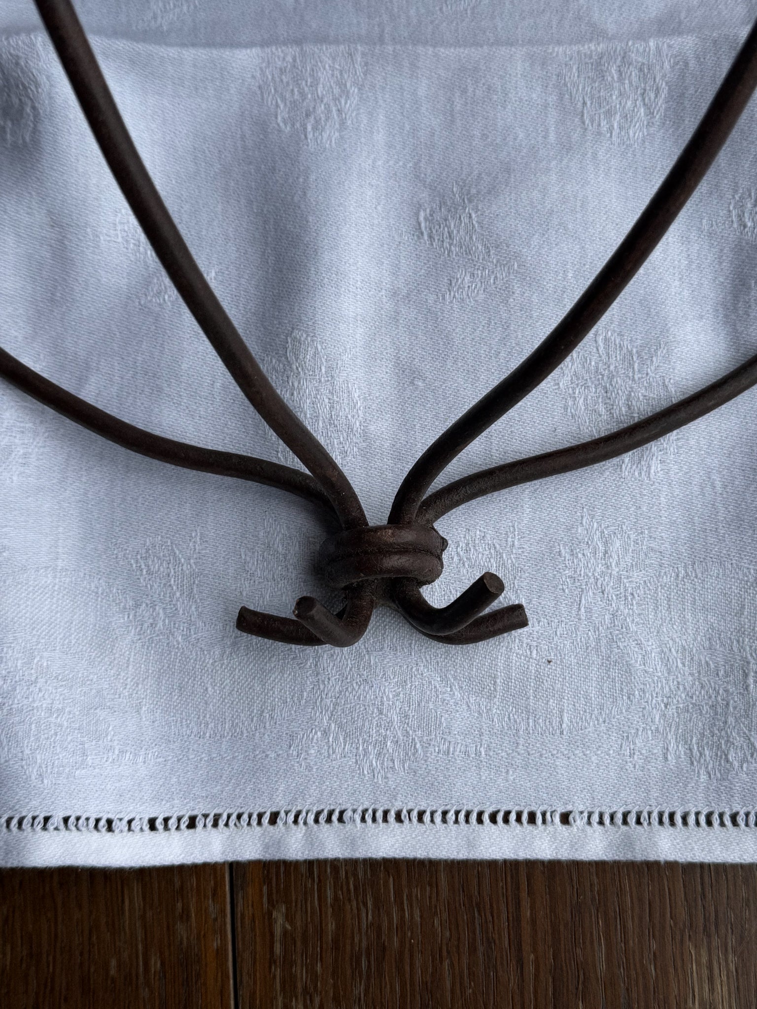 Starožitná kovová nástěnná konzolová polička