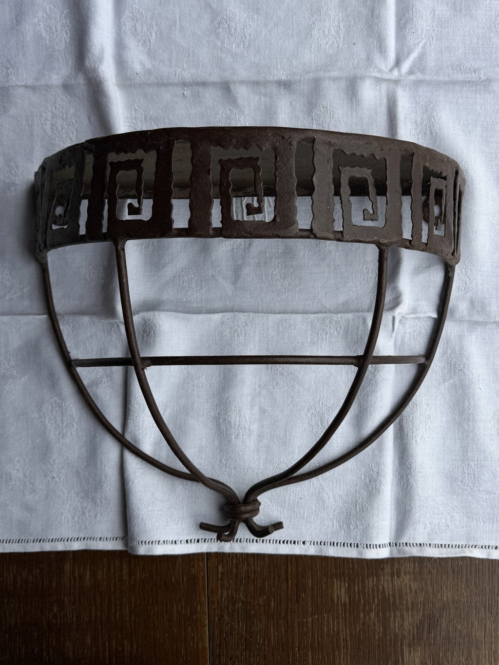 Starožitná kovová nástěnná konzolová polička