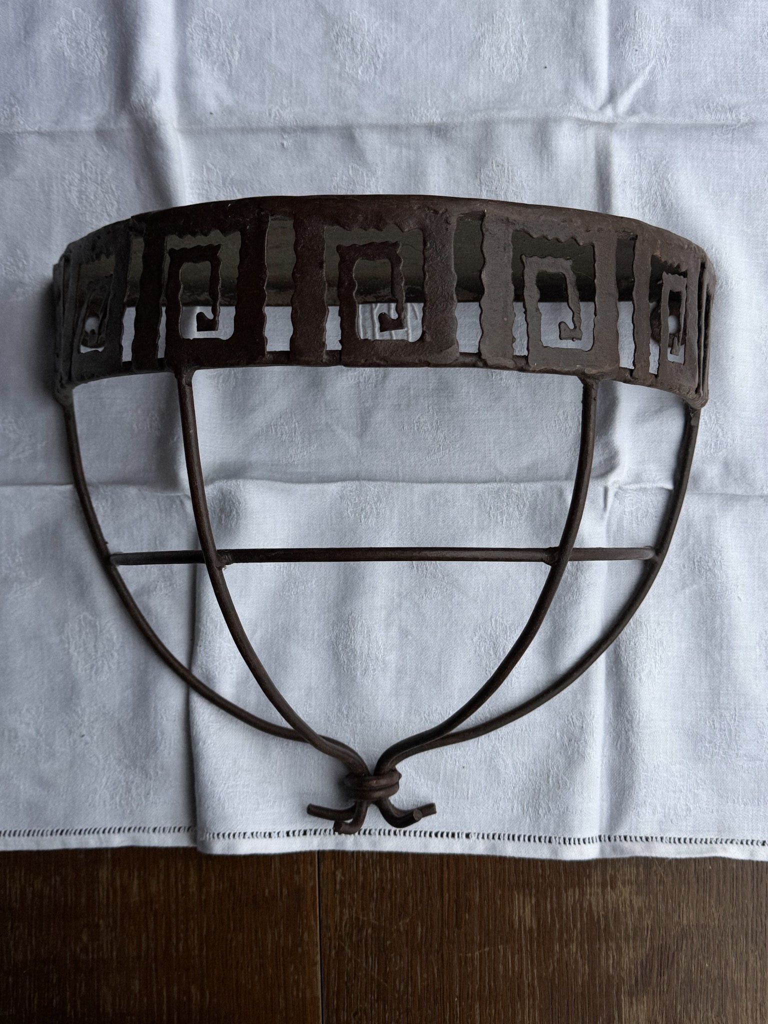 Starožitná kovová nástěnná konzolová polička