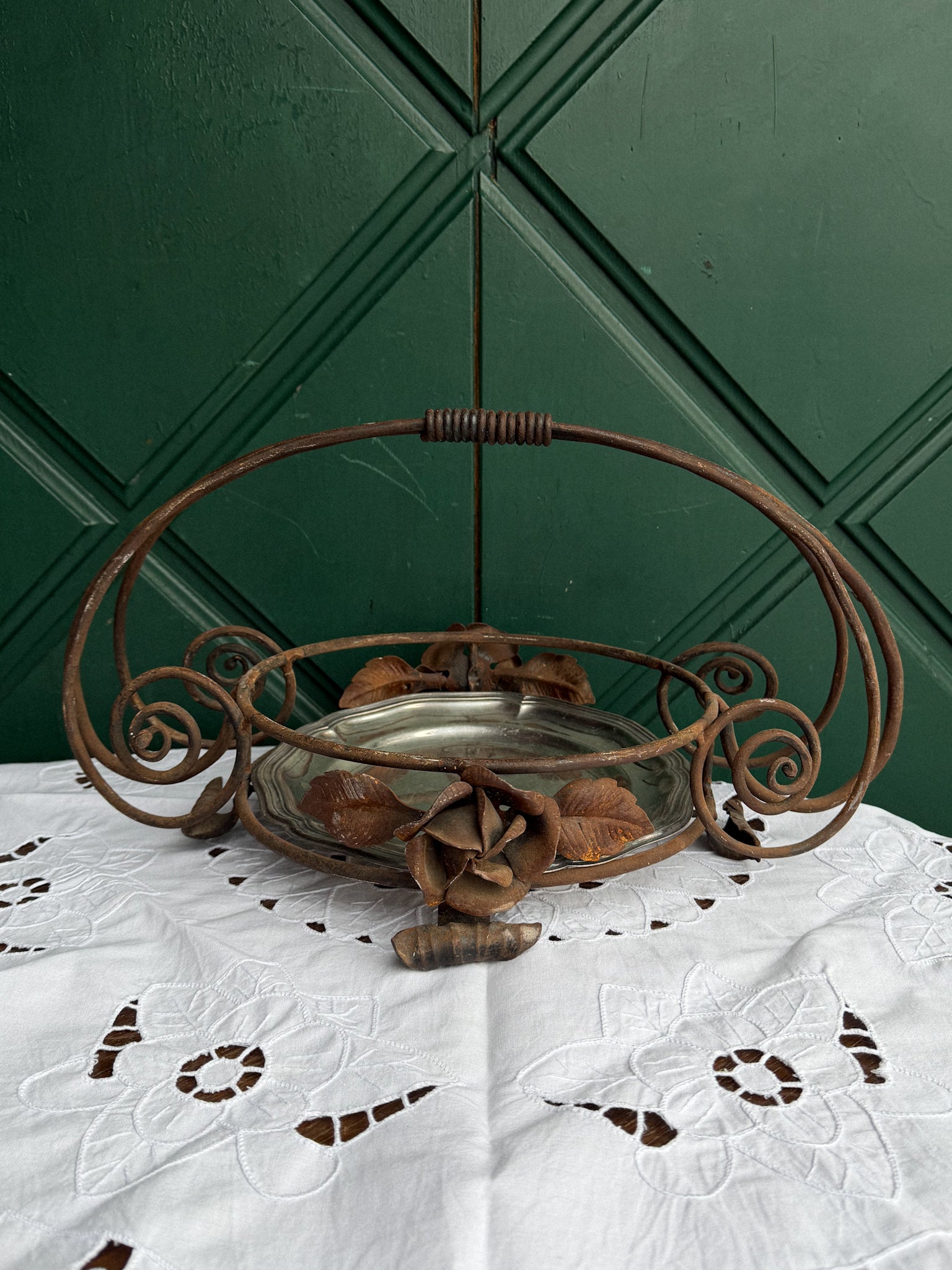 Starožitný kovový podnos s ornamentální konstrukcí a stříbrným táckem