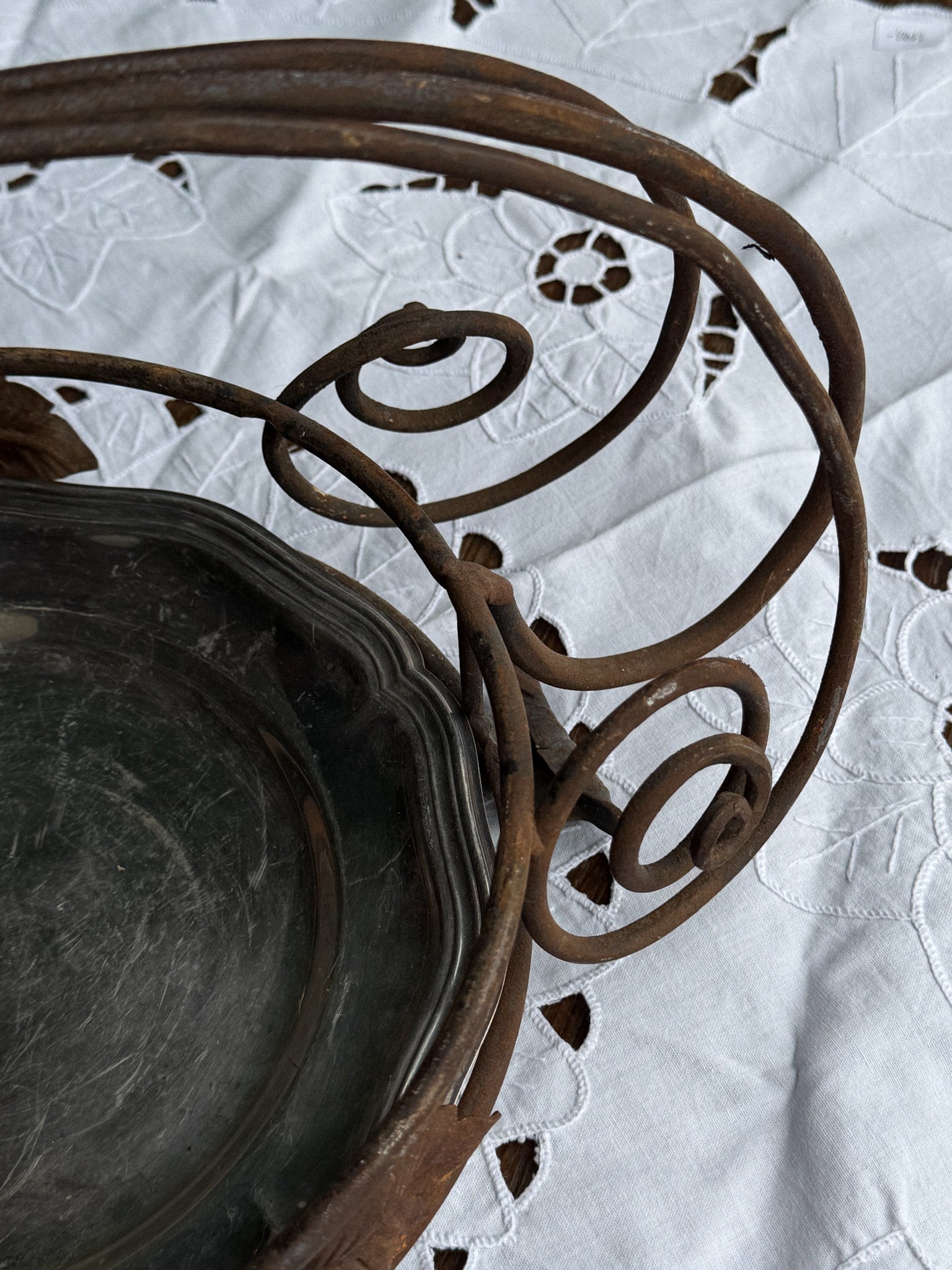 Starožitný kovový podnos s ornamentální konstrukcí a stříbrným táckem