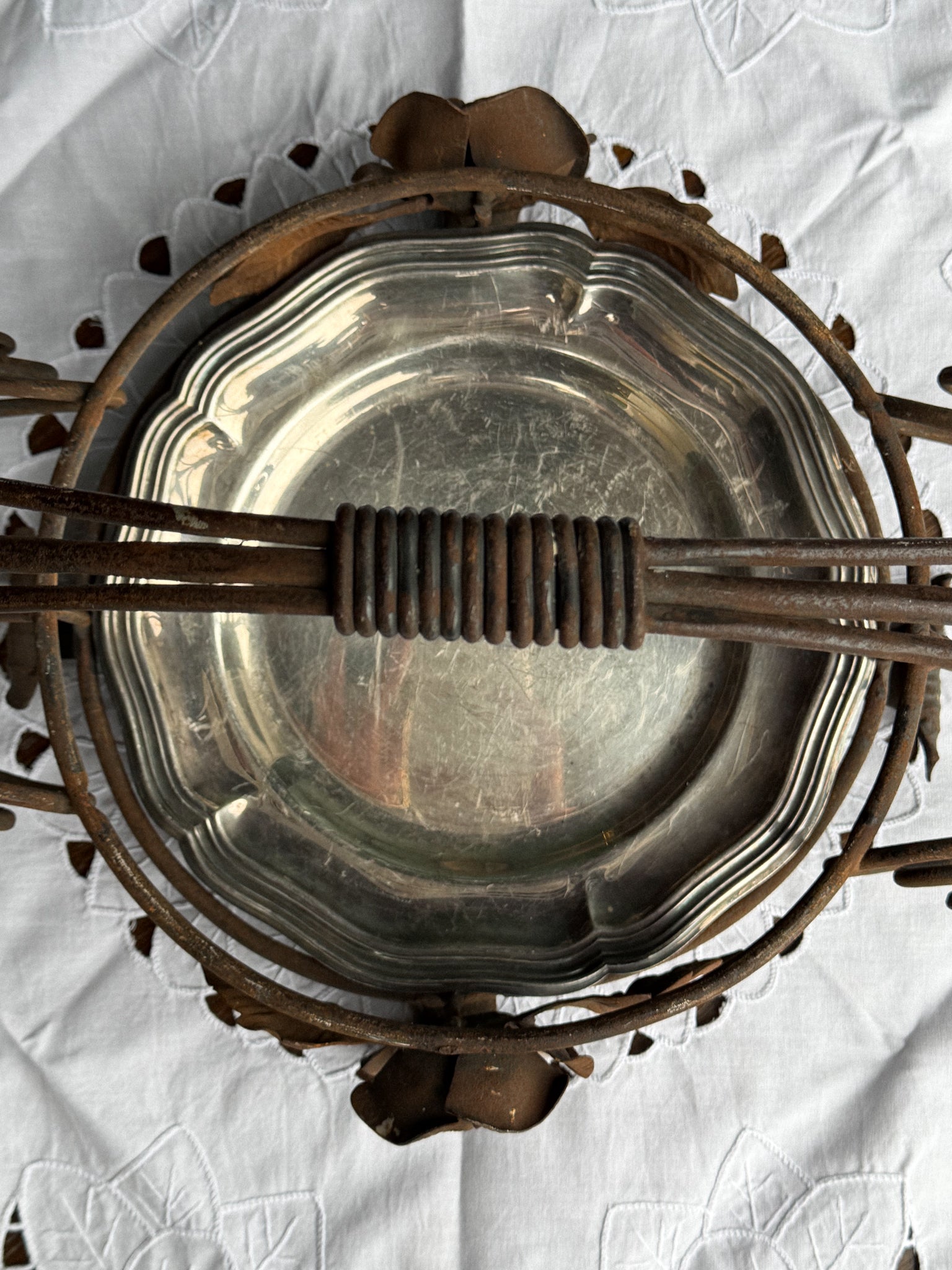 Starožitný kovový podnos s ornamentální konstrukcí a stříbrným táckem