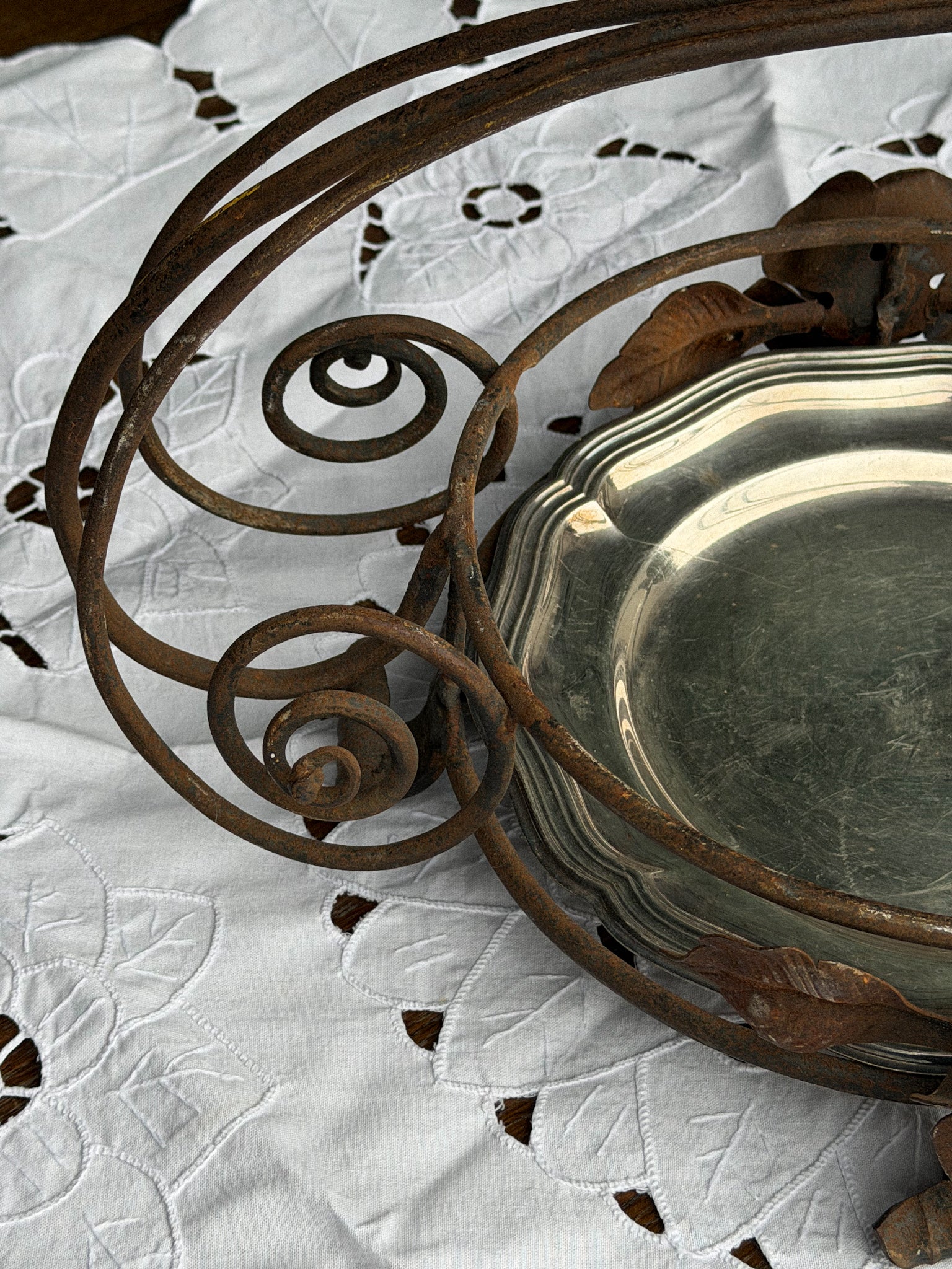 Starožitný kovový podnos s ornamentální konstrukcí a stříbrným táckem