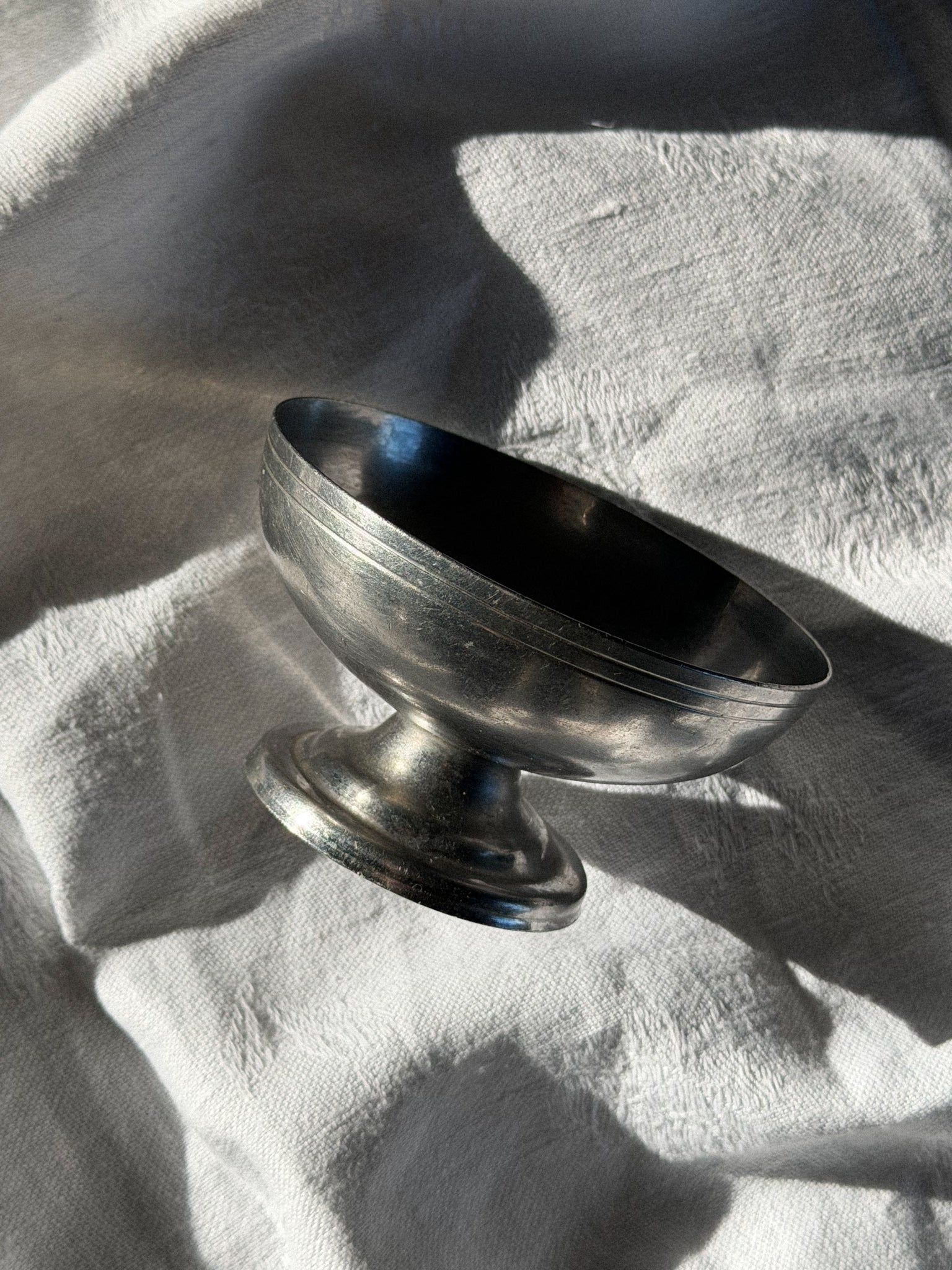 Vintage nerezová miska s rýhami po okraji