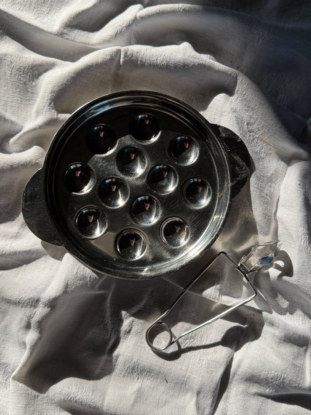 Servírovací talíř na šneky s kleštičkami