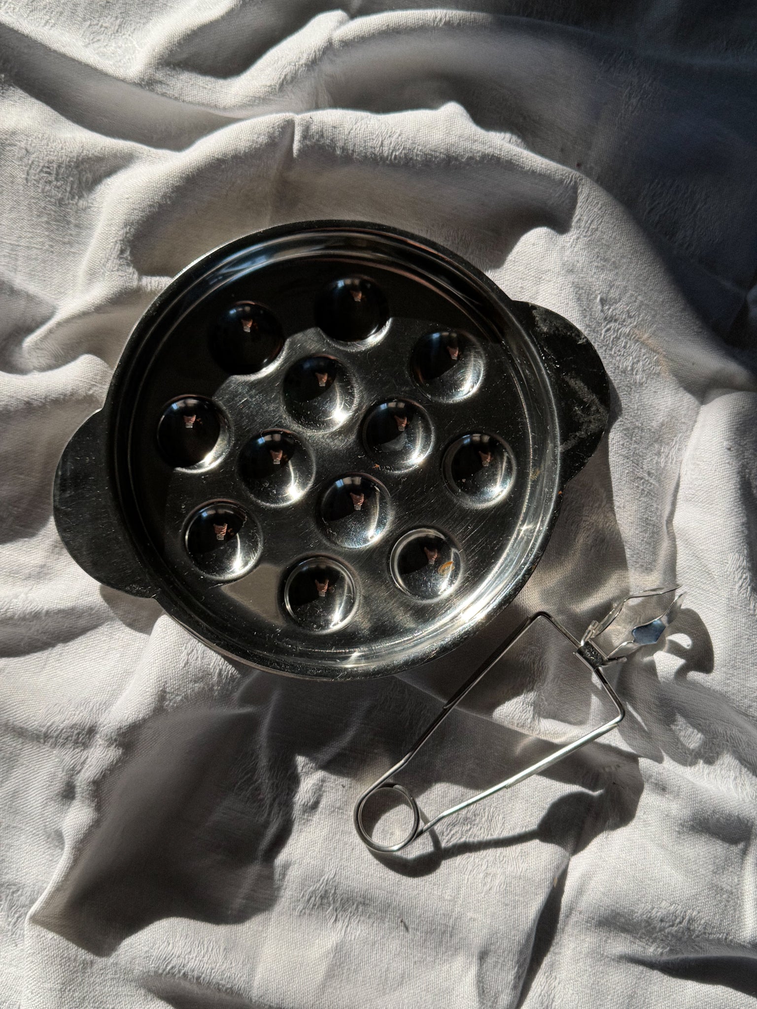 Servírovací talíř na šneky s kleštičkami