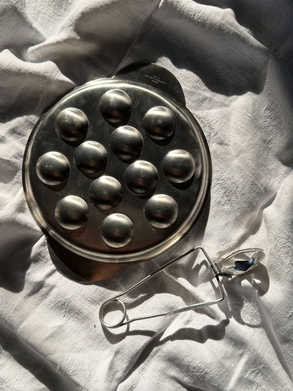 Servírovací talíř na šneky s kleštičkami