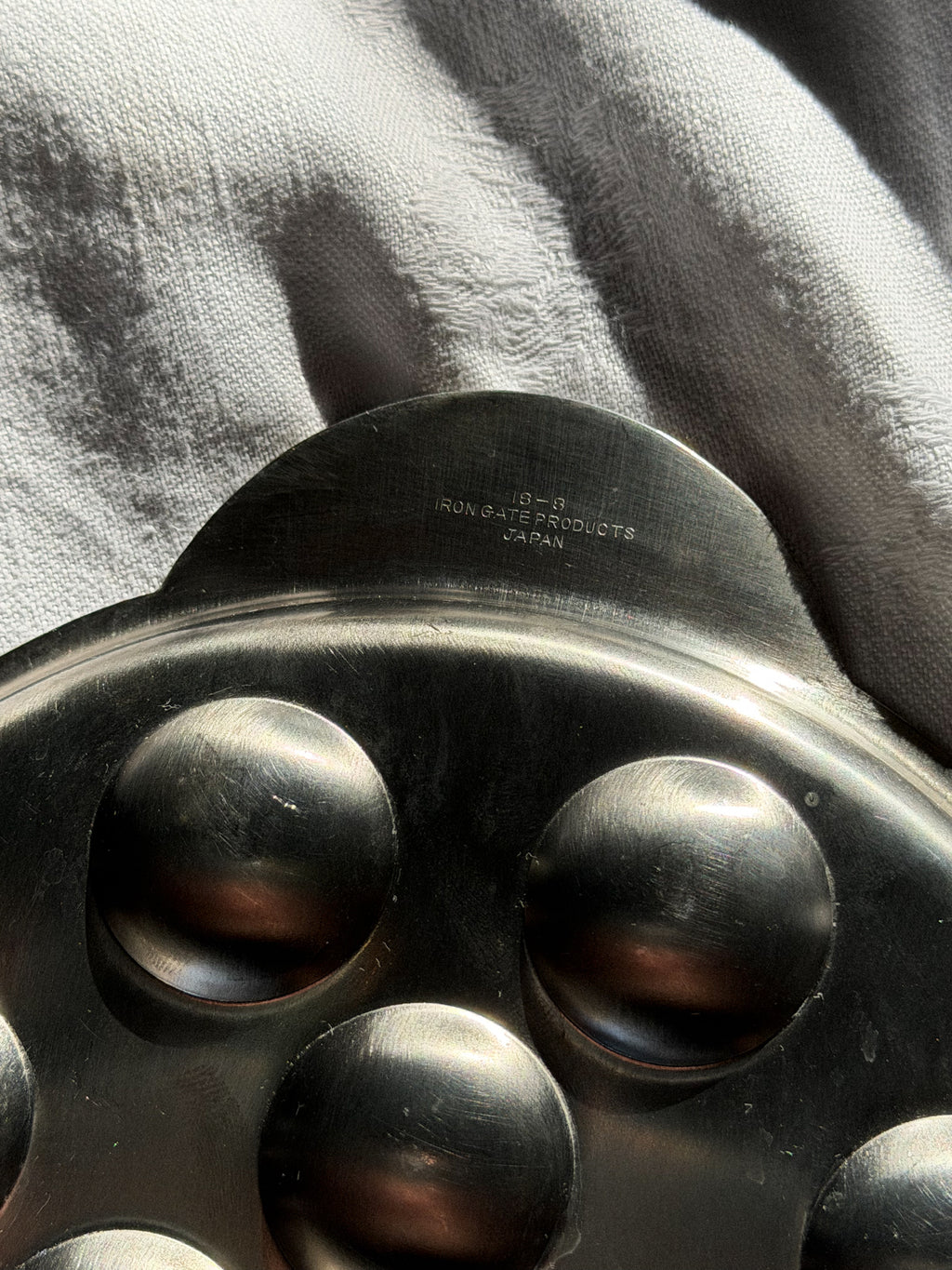 Servírovací talíř na šneky s kleštičkami