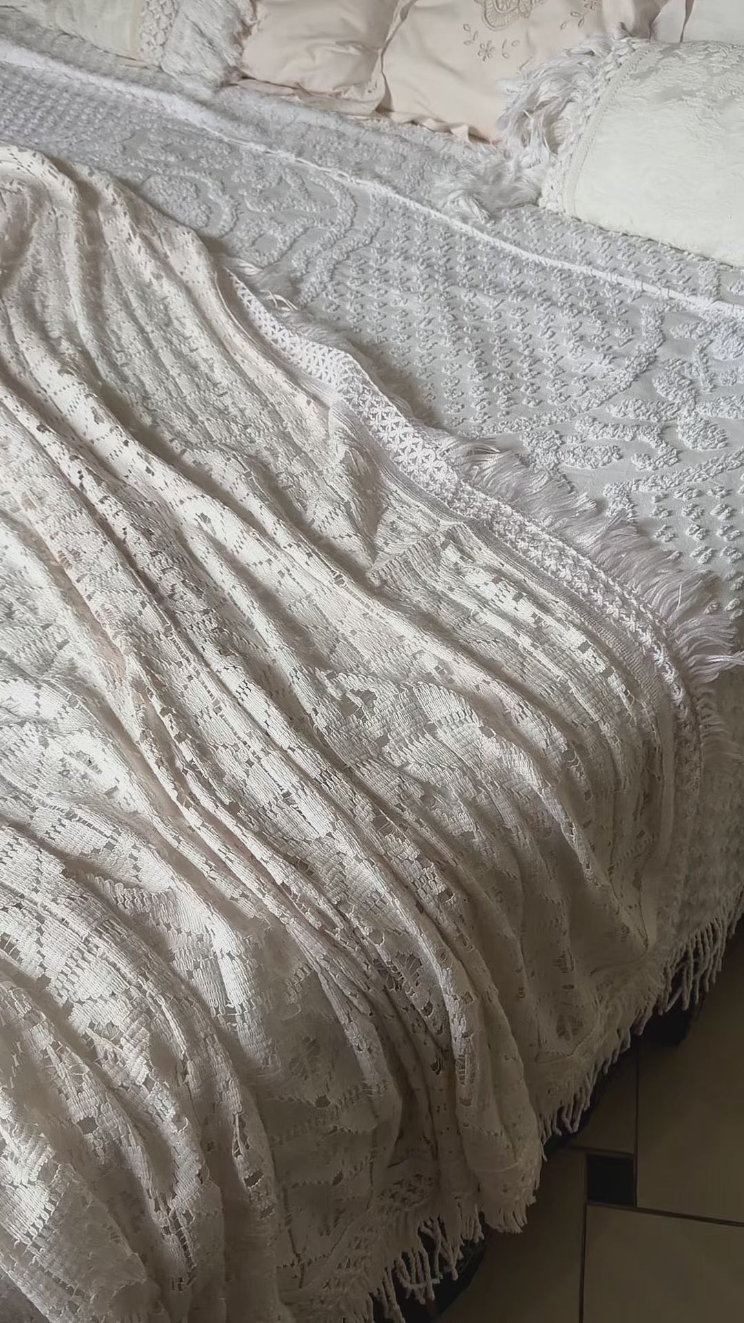 Bílý vintage přehoz s třásněmi