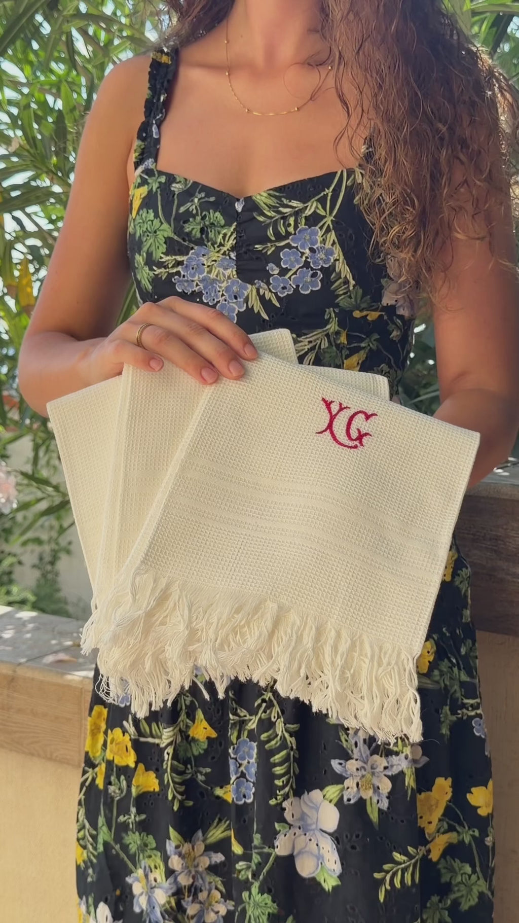 Bílá utěrka s červeným monogramem a třásněmi